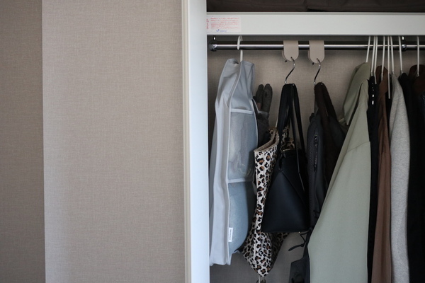 「よく使うモノの定位置」にも！スタッフ宅でも大活躍中の、クローゼットの新・浮かせる収納術[PR]