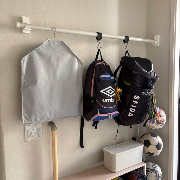 「よく使うモノの定位置」にも！スタッフ宅でも大活躍中の、クローゼットの新・浮かせる収納術[PR]