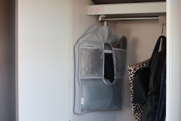 「よく使うモノの定位置」にも！スタッフ宅でも大活躍中の、クローゼットの新・浮かせる収納術[PR]