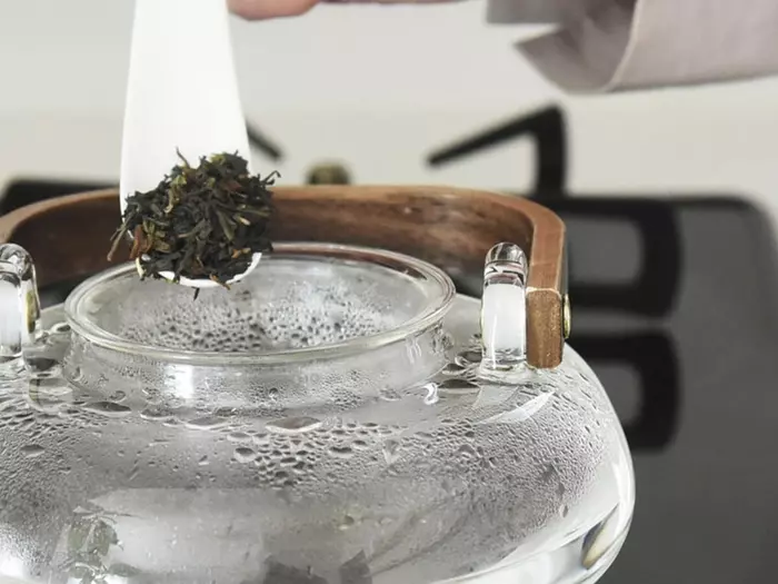 ゆれる茶葉、流れる水滴…美しさを味わうティーセットで、こころ整うお茶習慣をはじめよう