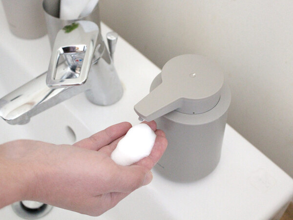 手を洗うたびに「これ、いいな」。暮らしにコロンと寄り添う自動式ディスペンサー[PR]