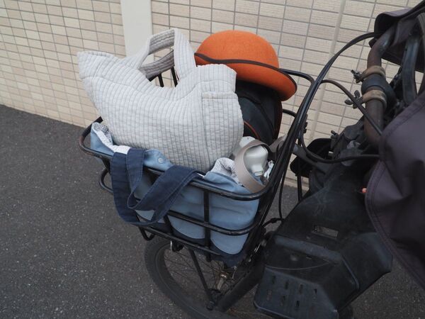 普段はすっきり、必要な日だけたっぷり。 園の送迎が毎日のママにちょうどいい「自転車かごカバー」[PR]