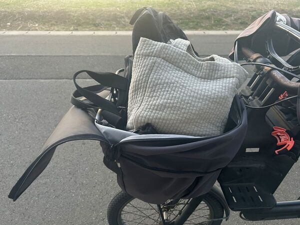 普段はすっきり、必要な日だけたっぷり。 園の送迎が毎日のママにちょうどいい「自転車かごカバー」[PR]