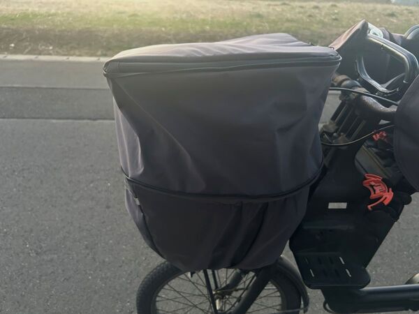 普段はすっきり、必要な日だけたっぷり。 園の送迎が毎日のママにちょうどいい「自転車かごカバー」[PR]