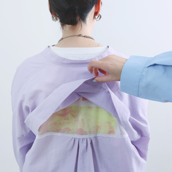 色であそぶ春の装い。後ろ姿に隠れたヒミツあり、風通しのいいブラウス届きました[PR]