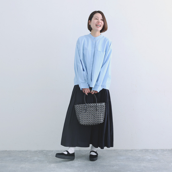 色であそぶ春の装い。後ろ姿に隠れたヒミツあり、風通しのいいブラウス届きました[PR]