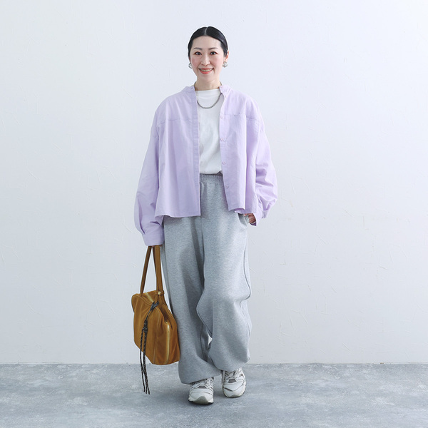 色であそぶ春の装い。後ろ姿に隠れたヒミツあり、風通しのいいブラウス届きました[PR]