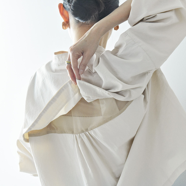 色であそぶ春の装い。後ろ姿に隠れたヒミツあり、風通しのいいブラウス届きました[PR]