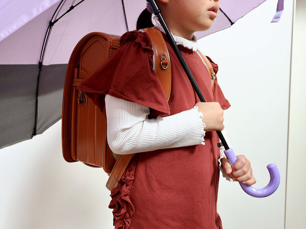 雨の日も元気に登校。ランドセルが濡れない「kukka ja puuのトランスフォーム傘」[PR]