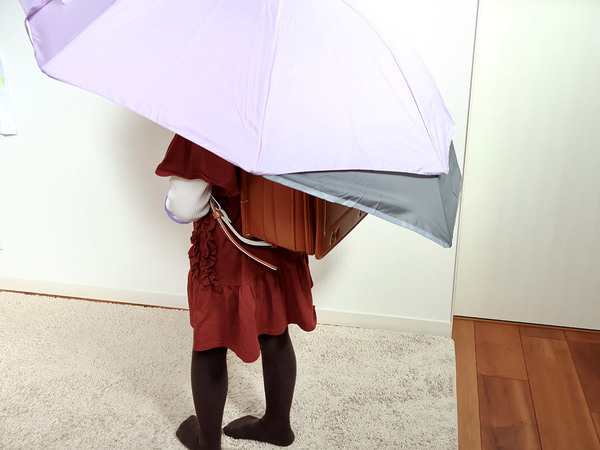 雨の日も元気に登校。ランドセルが濡れない「kukka ja puuのトランスフォーム傘」[PR]