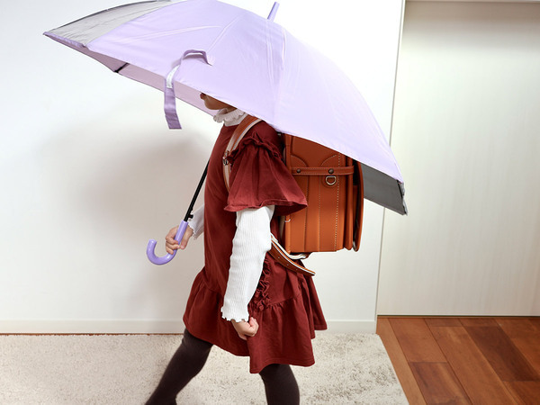 雨の日も元気に登校。ランドセルが濡れない「kukka ja puuのトランスフォーム傘」[PR]