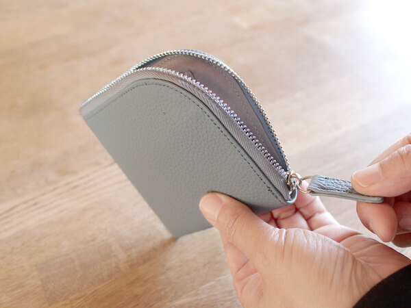 薄くても機能的。「イザという時の現金」のための、ミニマリストなミニ財布[PR]