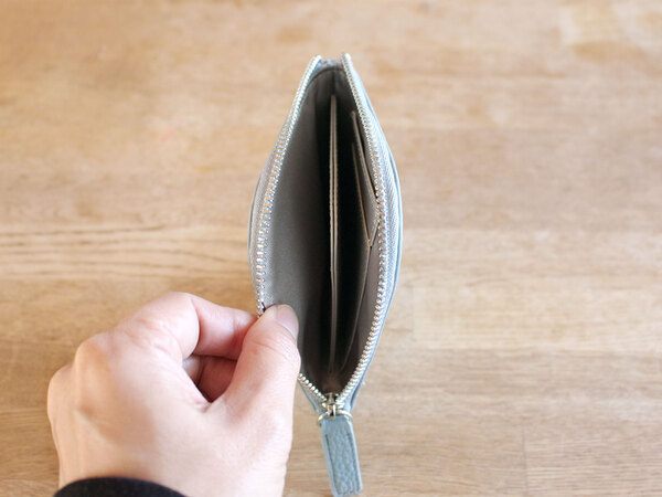 薄くても機能的。「イザという時の現金」のための、ミニマリストなミニ財布[PR]