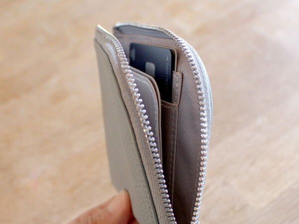 薄くても機能的。「イザという時の現金」のための、ミニマリストなミニ財布[PR]