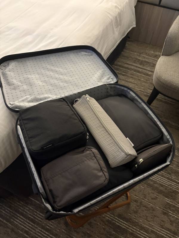 『バタバタの朝・散らかる洗面所』を卒業したい方へ。スタッフの太鼓判、耐熱300℃ヘアアイロンポーチを！[PR]