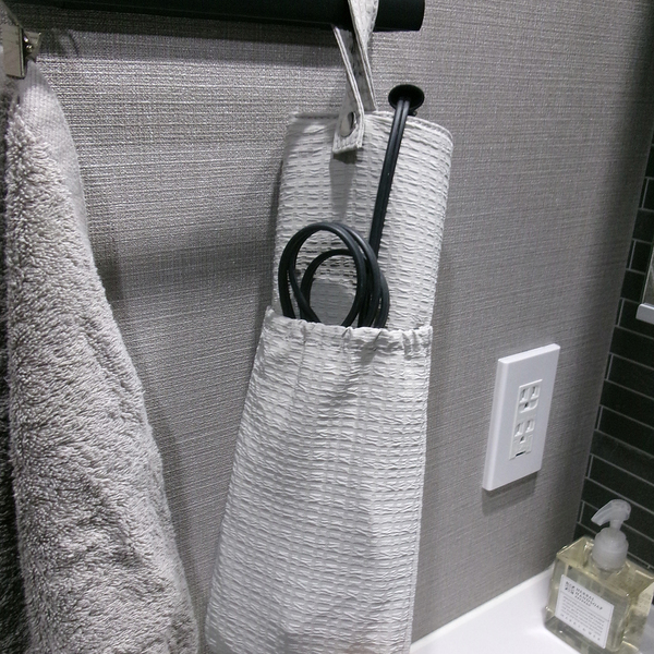 『バタバタの朝・散らかる洗面所』を卒業したい方へ。スタッフの太鼓判、耐熱300℃ヘアアイロンポーチを！[PR]