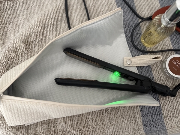 『バタバタの朝・散らかる洗面所』を卒業したい方へ。スタッフの太鼓判、耐熱300℃ヘアアイロンポーチを！[PR]