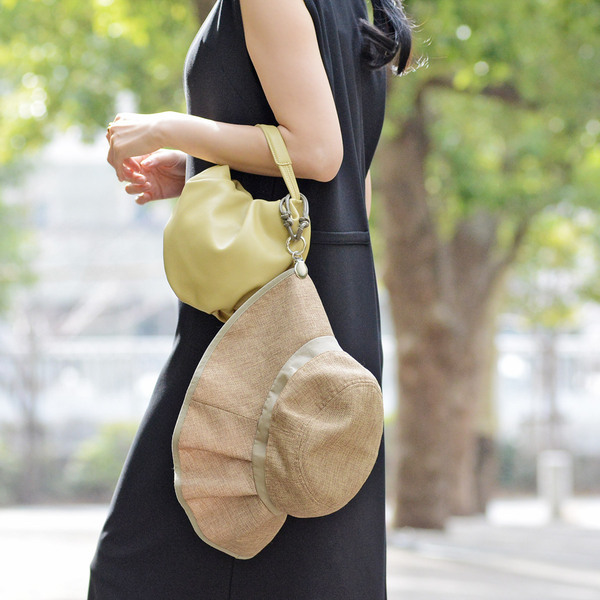 お出かけに帽子が必須の季節には、バッグに付ける「ハットクリップ」を要チェック！[PR]