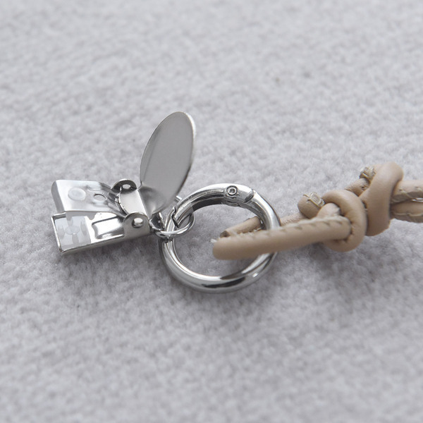 お出かけに帽子が必須の季節には、バッグに付ける「ハットクリップ」を要チェック！[PR]