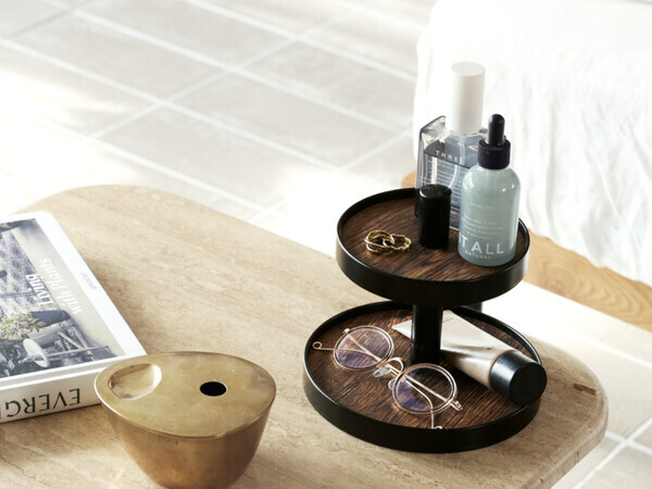 お店のディスプレイ術をサラッと再現！飾れる2段ツリーで、スタッフの「大好きなもの」に特等席を。[PR]