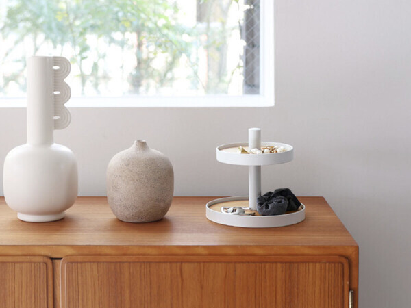 お店のディスプレイ術をサラッと再現！飾れる2段ツリーで、スタッフの「大好きなもの」に特等席を。[PR]