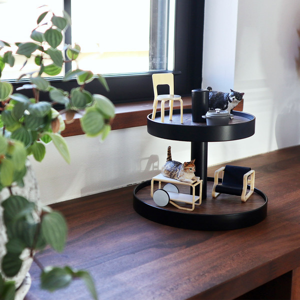 お店のディスプレイ術をサラッと再現！飾れる2段ツリーで、スタッフの「大好きなもの」に特等席を。[PR]