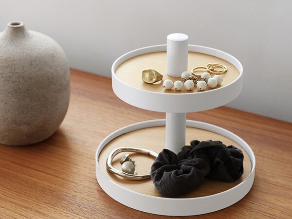 お店のディスプレイ術をサラッと再現！飾れる2段ツリーで、スタッフの「大好きなもの」に特等席を。[PR]