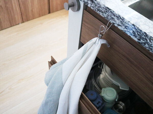 お家のあちこちピタッ。スタッフ宅で使ってみた、SNSでも話題の強力吸盤「真空フック」[PR]