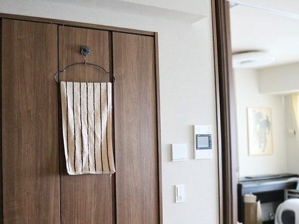 お家のあちこちピタッ。スタッフ宅で使ってみた、SNSでも話題の強力吸盤「真空フック」[PR]