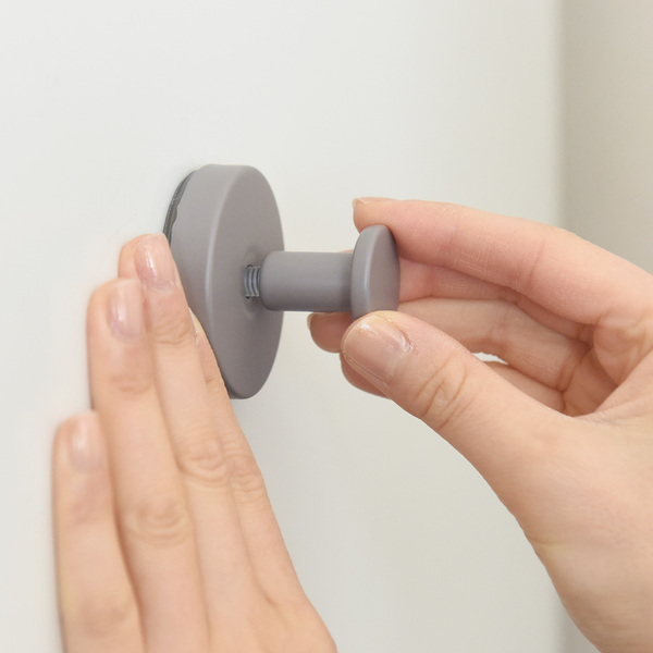 お家のあちこちピタッ。スタッフ宅で使ってみた、SNSでも話題の強力吸盤「真空フック」[PR]