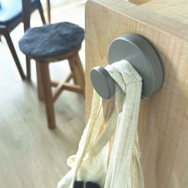 お家のあちこちピタッ。スタッフ宅で使ってみた、SNSでも話題の強力吸盤「真空フック」[PR]