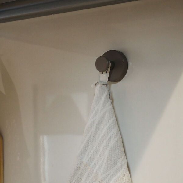 お家のあちこちピタッ。スタッフ宅で使ってみた、SNSでも話題の強力吸盤「真空フック」[PR]