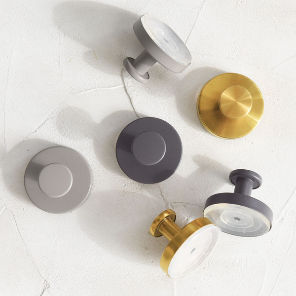 お家のあちこちピタッ。スタッフ宅で使ってみた、SNSでも話題の強力吸盤「真空フック」[PR]