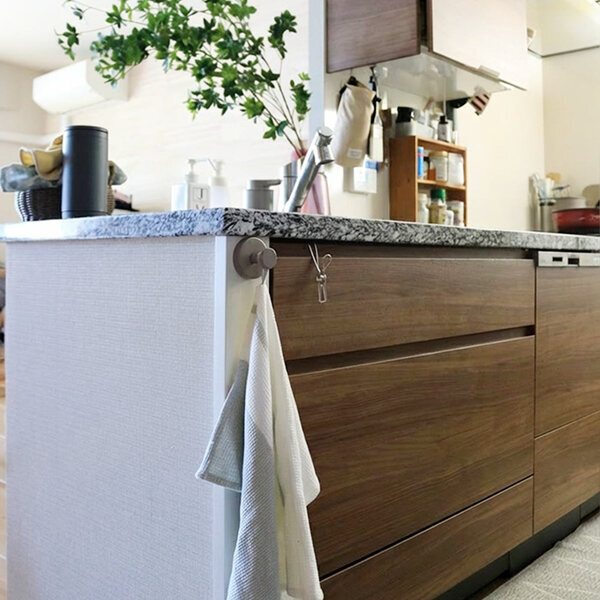 お家のあちこちピタッ。スタッフ宅で使ってみた、SNSでも話題の強力吸盤「真空フック」[PR]