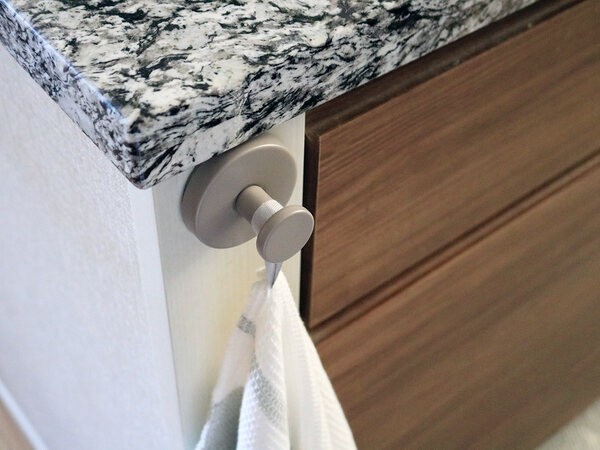 お家のあちこちピタッ。スタッフ宅で使ってみた、SNSでも話題の強力吸盤「真空フック」[PR]