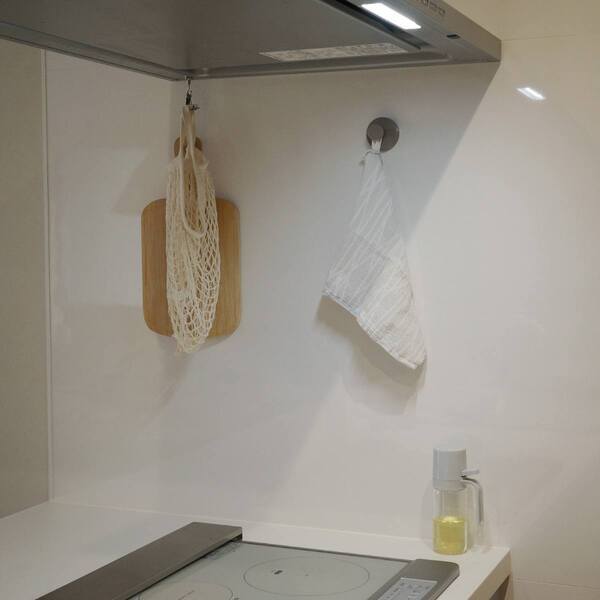 お家のあちこちピタッ。スタッフ宅で使ってみた、SNSでも話題の強力吸盤「真空フック」[PR]