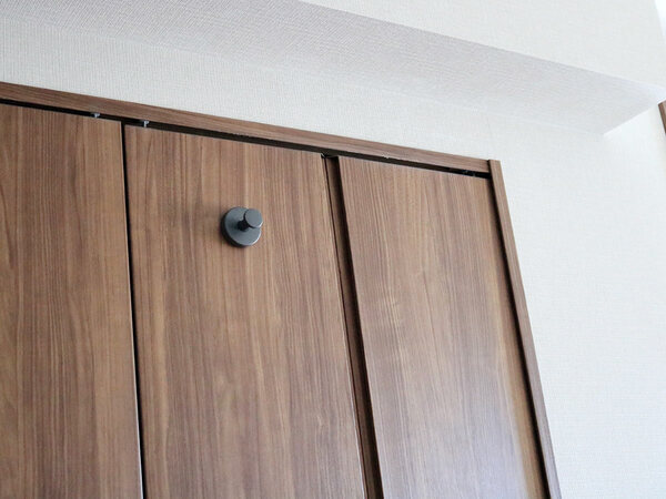 お家のあちこちピタッ。スタッフ宅で使ってみた、SNSでも話題の強力吸盤「真空フック」[PR]