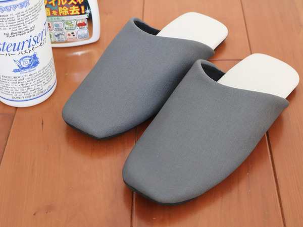 「bon momentのPVC素材のスリッパ」なら気になった時に”シュッ”と除菌が叶う[PR]