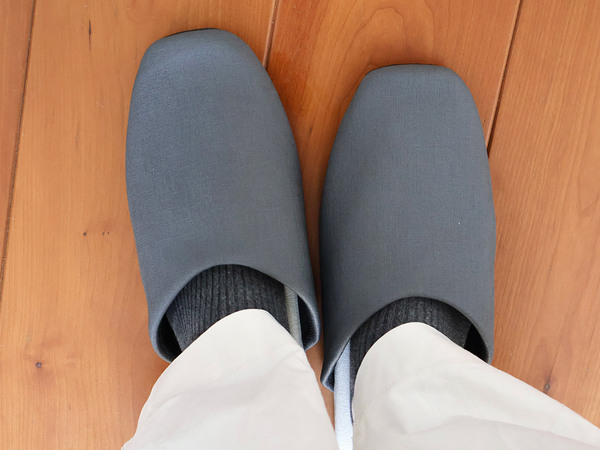 「bon momentのPVC素材のスリッパ」なら気になった時に”シュッ”と除菌が叶う[PR]