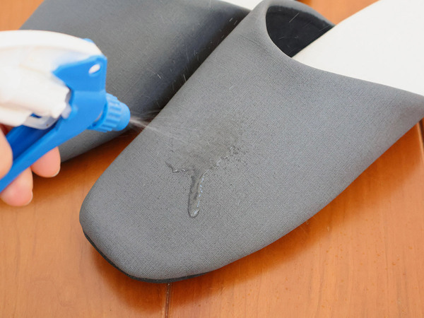 「bon momentのPVC素材のスリッパ」なら気になった時に”シュッ”と除菌が叶う[PR]