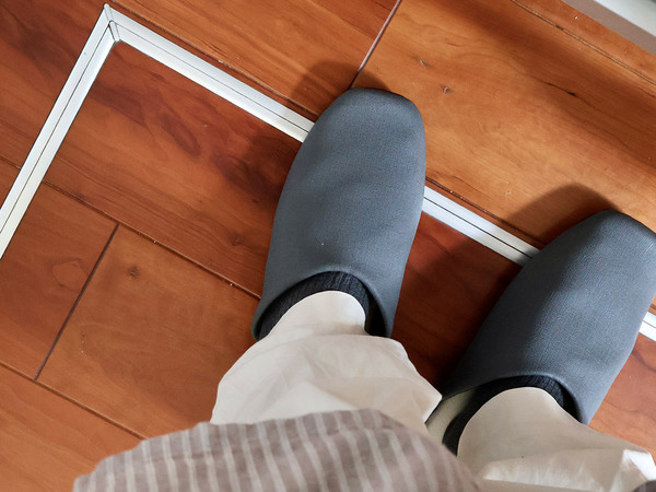 「bon momentのPVC素材のスリッパ」なら気になった時に”シュッ”と除菌が叶う[PR]