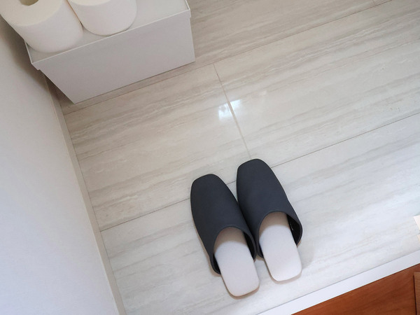 「bon momentのPVC素材のスリッパ」なら気になった時に”シュッ”と除菌が叶う[PR]