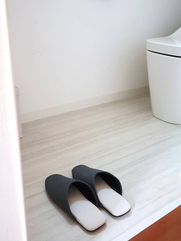 「bon momentのPVC素材のスリッパ」なら気になった時に”シュッ”と除菌が叶う[PR]