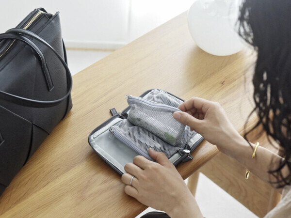 花粉症さんの救世主かも！目薬がすぐ見つかる＆薬の補充もラクな「手帳型ポーチ」にIGさんも高評価[PR]