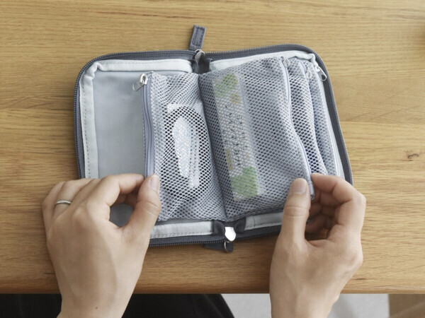 花粉症さんの救世主かも！目薬がすぐ見つかる＆薬の補充もラクな「手帳型ポーチ」にIGさんも高評価[PR]