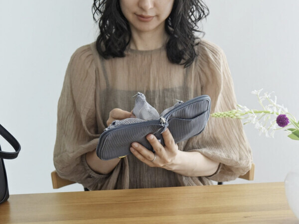 花粉症さんの救世主かも！目薬がすぐ見つかる＆薬の補充もラクな「手帳型ポーチ」にIGさんも高評価[PR]