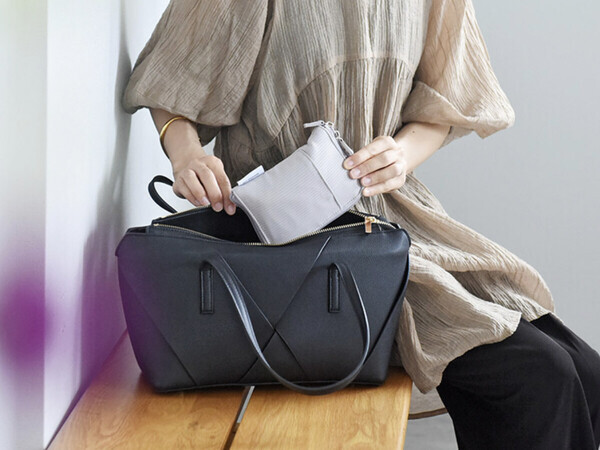 花粉症さんの救世主かも！目薬がすぐ見つかる＆薬の補充もラクな「手帳型ポーチ」にIGさんも高評価[PR]