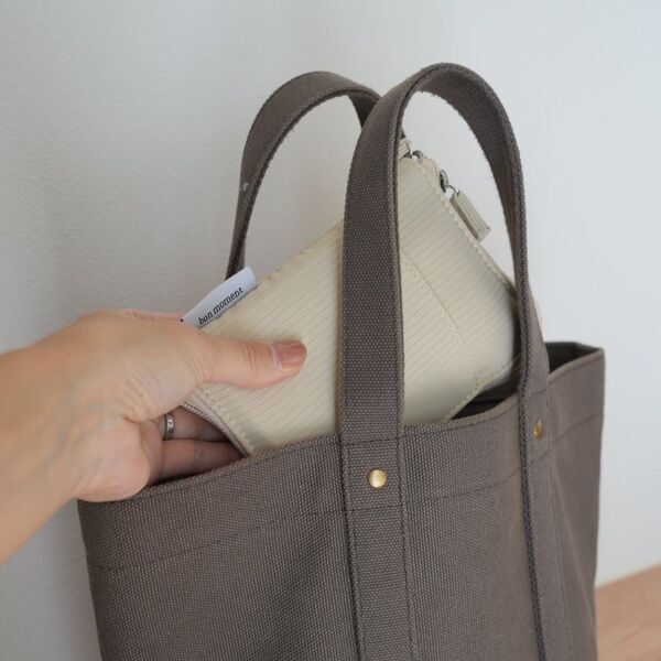 花粉症さんの救世主かも！目薬がすぐ見つかる＆薬の補充もラクな「手帳型ポーチ」にIGさんも高評価[PR]