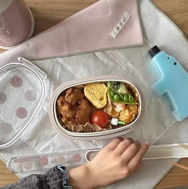通学弁当もデスク朝食も◎ピタッと包める保冷クロスで『お弁当準備ラクちん化』にスタッフが挑戦!