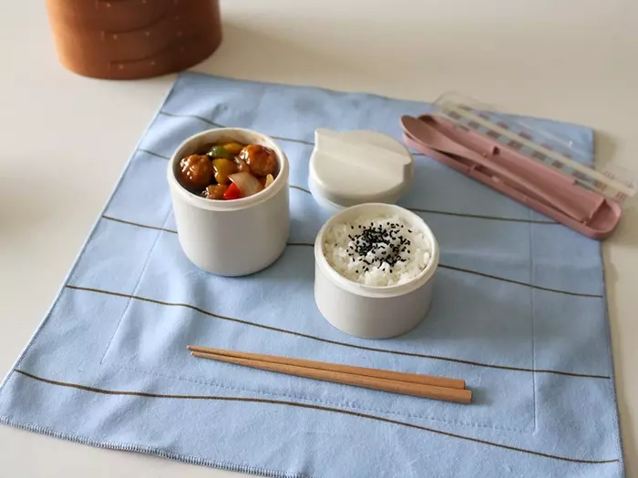 通学弁当もデスク朝食も◎ピタッと包める保冷クロスで『お弁当準備ラクちん化』にスタッフが挑戦!